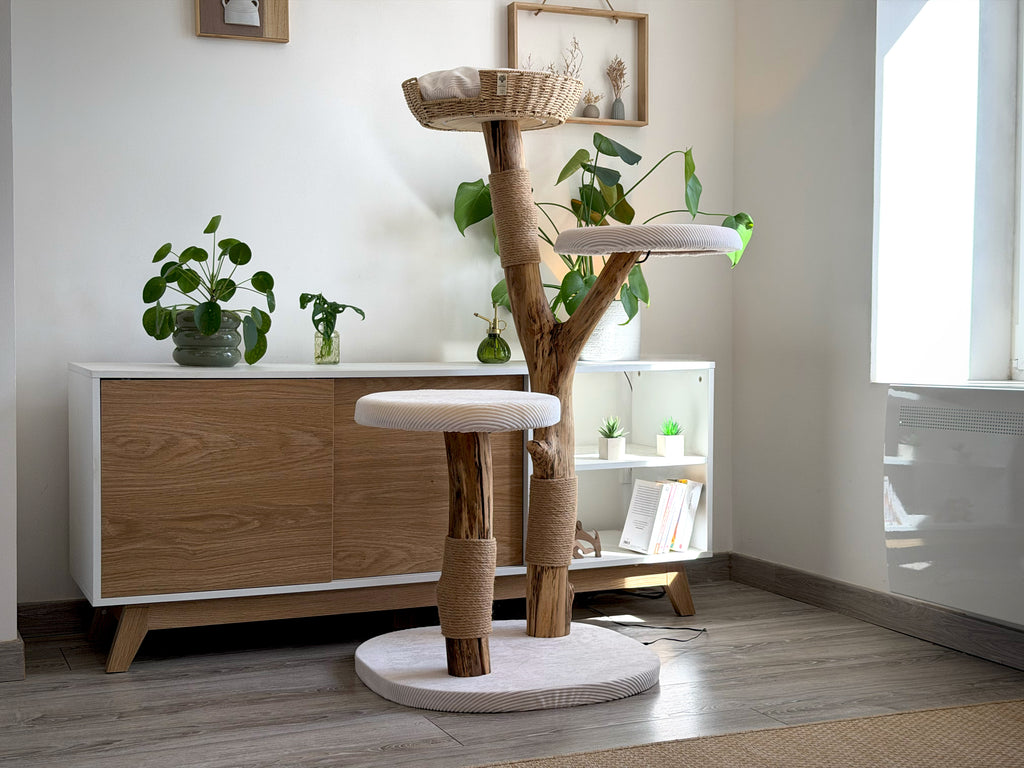 L'arbre 04 de jour dans un salon : deux plateformes et un panier en hauteur, hêtre massif et housses blanc crème