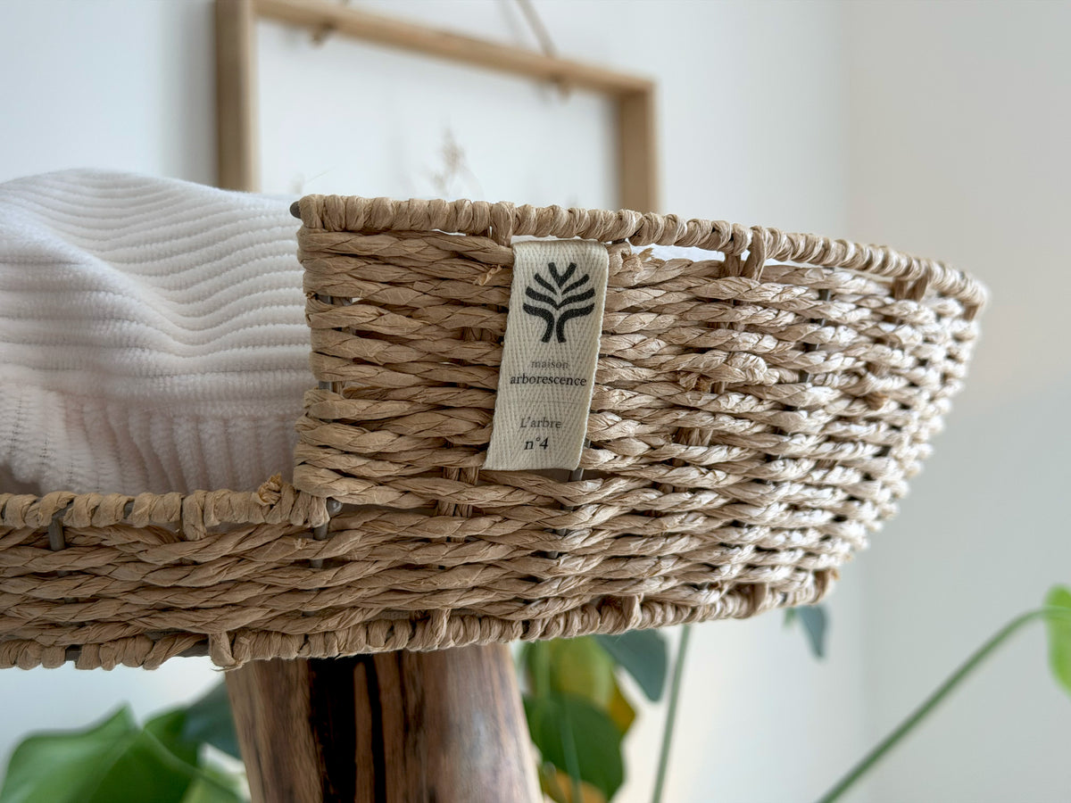 Le panier tressé de L'arbre 04 avec l'étiquette Maison Arborescence, pièce numérotée n°4