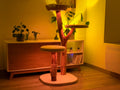 L'arbre 04 le soir, système lumineux allumé, lumière chaude dans le salon
