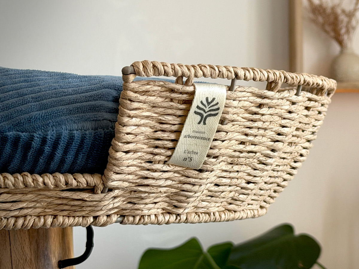 Le panier tressé de L'arbre 05 avec l'étiquette Maison Arborescence, pièce numérotée n°5