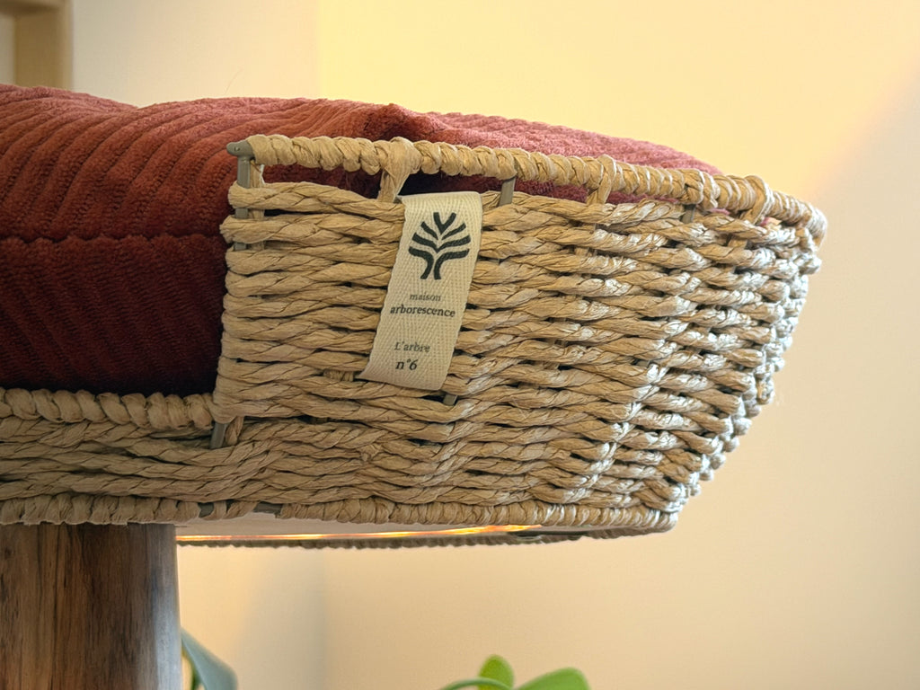Le panier tressé de L'arbre 06 avec l'étiquette Maison Arborescence, pièce numérotée n°6
